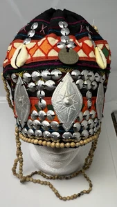 Akha Hill Stamm Burma Thailand Hochzeit Hut Kauri Perlen Metall Stickerei 70er - Bild 1 von 21