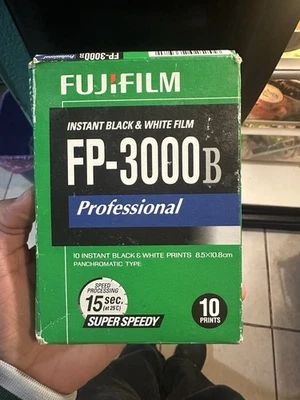 FujiFilm 2602643 FP-3000B 3.34 x 4.25" Professional Instant Black and White Film - Image 1 of 4