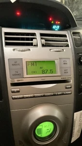 RADIO ORIGINAL ORIGINAL Toyota Yaris II (P9) 861200D211 - Bild 1 von 1