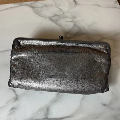 Cartera sin asas Hobo Lauren de cuero gris metálico envejecido doble Kisslock Foto 1 de 4