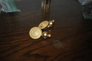 Markenlose goldfarbene Ohrclips im römischen Stil 1 Zoll Durchmesser, 2 Zoll Tropfen - Bild 1 von 3