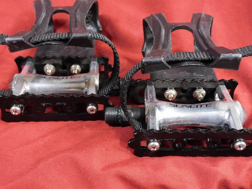 Black / Silver Sunlite 9/16 x 20 Road / MTB Pedals w/ Nylon Toe Clips & Straps - Image 1 of 4