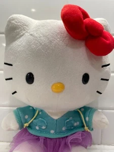 "Juguete de peluche Sanrio Hello Kitty 9"" con sudadera con capucha Aqua, tutú púrpura y lazo rojo" - Imagen 1 de 9