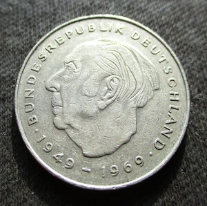 COMMEMORATIVE 2 DEUTSCHE MARK 1978 D COIN OF WEST GERMANY ~ THEODOR HEUSS - Picture 1 of 2