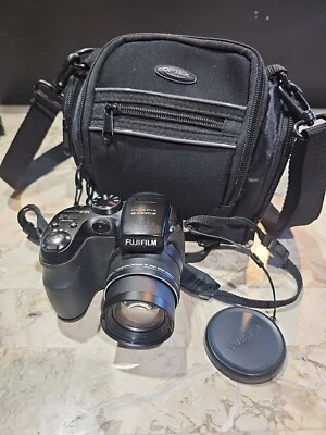 FujiFilm FinePix S1000 10.0MP Stabilized Zoom Digital Camera 12x Zoom S Series - Image 1 of 4