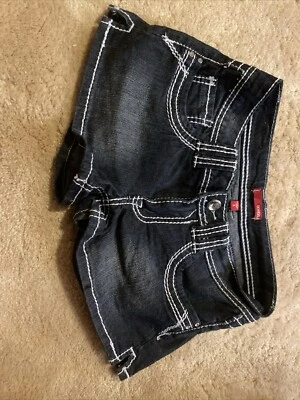 Pantalón corto vaquero Bongo rojo remache con detalles de estrás  Foto 1 de 3