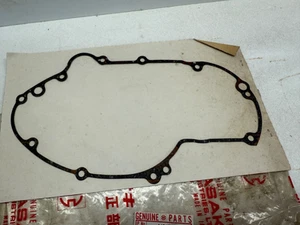 Junta de cubierta de motor derecha Kawasaki NOS 14046-021 H2 Mach IV 750 OEM - Imagen 1 de 2