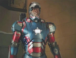 DON CHEADLE*FIRMATO*AUTOGRAFATO*FOTO*IRON MAN 3*JAMES RHODES*IRON PATRIOT*8,5X11 - Foto 1 di 2