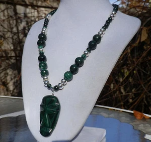 Collana in pietra di malachite naturale fatta a mano 18" con ciondolo in malachite faccia intagliata - Foto 1 di 5