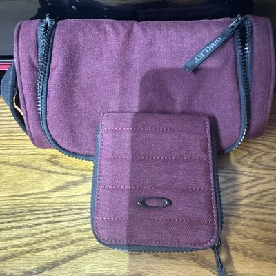 Bolsa carteira e produtos de higiene pessoal Oakley - Imagem 1 de 3