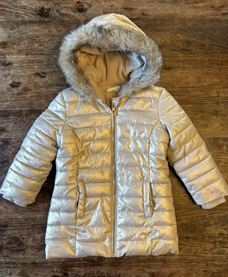Chaqueta acolchada Crazy 8 niñas XS (4) piel sintética con capucha dorada brillante vacaciones de invierno Foto 1 de 4