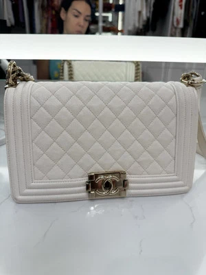 Bolso de Hombro CHANEL Niño Cuero Blanco Caviar y Cadena Champagne Foto 1 de 4