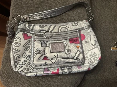Bolso Bandolera Y2K *RARO* COACH Poppy Groovy Graffiti Glam Hearts Nuevo sin Etiquetas Foto 1 de 4