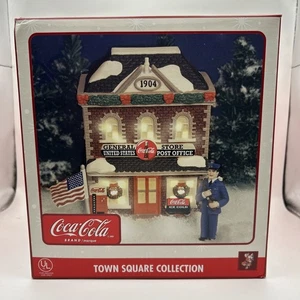 Coca-Cola Town Square Collection Village, Gemischtwarenladen, Post, Brandneu  - Bild 1 von 5