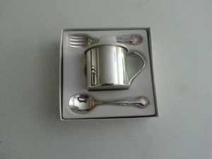 NEU Vintage Community Silver Co. Silberteller Baby Tasse, Löffel und Folk Geschenkset - Bild 1 von 3