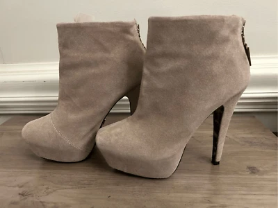 Botines Betsy Johnson Thanee plataforma gamuza topo 6,5 M Foto 1 de 4