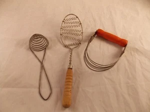 UTENSILI DA CUCINA VINTAGE - COLINO PER UOVA, COLINO ARROTOLATO IN METALLO, TAGLIERINA PER IMPASTO - Foto 1 di 1