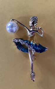 BALLETT TÄNZERIN MIT PERLENBROSCHE ANSTECKNADEL - blaue Emaille / Kristalle / goldfarben - Bild 1 von 2