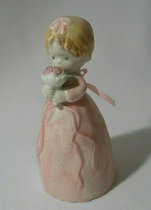 Vintage Campana Niña en Vestido Rosa Sosteniendo Ramo de Flores Pies Colgantes Timbre - Imagen 1 de 11