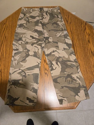 Pantalones cargo Wrangler verde camuflaje para niños, talla 16, entrepierna 29 Foto 1 de 3