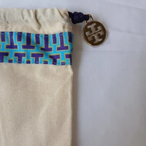 Bolso antipolvo Tory Burch beige 100 % algodón cordón logotipo encanto 15" X 12" nuevo - Imagen 1 de 4