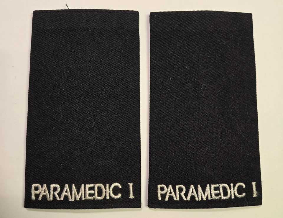 🚑 Brand-new PARAMEDIC I uniform epaulettes pair, black with white embroidery Foto 1 de 2