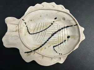 Plato colgante de pared con forma de pescado hecho a mano o plato para servir gres pintado a mano - Imagen 1 de 6