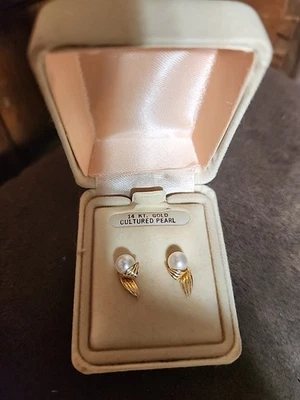 Juego de aretes con poste de perlas cultivadas de oro amarillo de 14k Foto 1 de 4