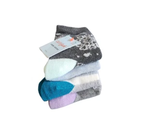 Cat & Jack Christmas Crew Socks 4 pairs Snowflakes Stripes Shoe Size 5.5 - 8.5 S - Picture 1 of 4