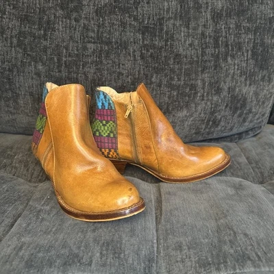 Botas de cuero marrón genuino con patrón tejido multicolor en EE. UU. talla 8,5 Foto 1 de 4