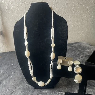 Collar, pulsera y pendientes Chico’s estilo cristal italiano y resina blancos Foto 1 de 4