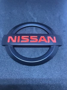 NISSAN 350Z 2003-2008 JDM NEGRO ROJO JDM NISMO EMBLEMAS DELANTEROS NUEVO Acabado Mate - Imagen 1 de 2