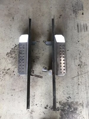 JEEP CJ 5 TRITTSTUFEN LINKS RECHTS MIT KAROSSERIEKANTE EDELSTAHL GEBRAUCHT !!!!! - Bild 1 von 4