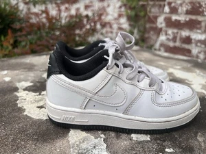 Nike Air Force 1 Leder Low Tops weiß und schwarz DV1332-100 Jugend Größe 11C - Bild 1 von 13