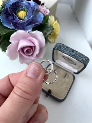 PRECIOSOS ARETES DE ARO PEQUEÑOS ORNAMENTADOS DE PLATA ESTERLINA MACIZA 925 MODERNISTAS Foto 1 de 4