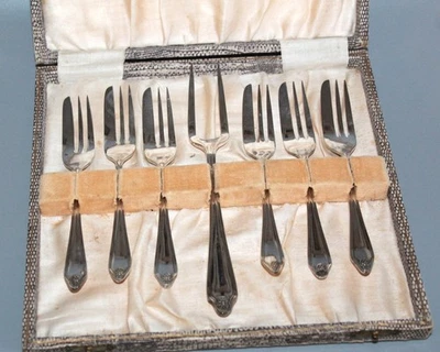 VINTAGE CASED SET SILVER PLATE PASTRY CAKE DESSERT FORKS & SERVING FORK - Image 1 of 4