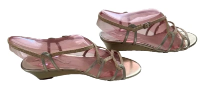 Sandalias Nina con tiras doradas brillantes para mujer talla 9,5 M graduación boda Foto 1 de 4