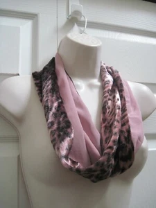 Bufanda de terciopelo con cuello circular rosa malva y tela con estampado de leopardo reversible - Imagen 1 de 10