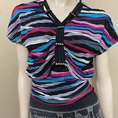 Blusa feminina listrada multicolorida de náilon elástica em camadas com miçangas amostra tamanho P - Imagem 1 de 4