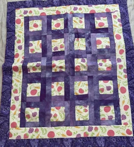 Patchwork Krippe Quilt, handgefertigt, Kinder, Obst & Gemüse, lila 33x38 - Bild 1 von 4