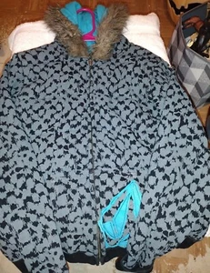 Volcom Quilted Jacket Women’s Size M Faux Fur Lined Hood Gray Black Turquoise - Picture 1 of 3