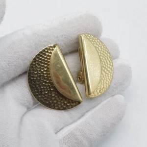 Pendientes de poste medio redondo Monet vintage chapados en oro martillado metal texturizado - Imagen 1 de 14