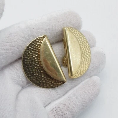 Vintage Monet Half Round Post Earrings Gold Plated Hammered Textured Metal Foto 1 de 4