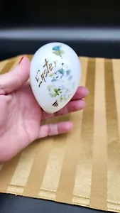 ANTIGUO HUEVO DE PASCUA DE VIDRIO DE LECHE SOPLADO A MANO CON FLORES PINTADAS A MANO - Imagen 1 de 7