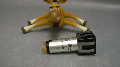 Interruptor pulsador Dialight 513-1406-001 Dialco SPDT 5A 125VAC 30VDC Foto 1 de 3