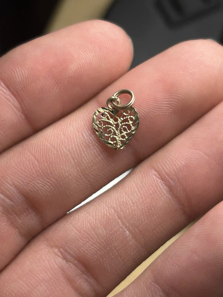 Colgantes de corazón de oro macizo de 14k. .2 gramos Foto 1 de 4