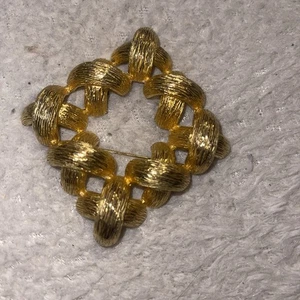 Stunning Castlecliff  Unique Signed Goldtone Criss Brooch Pin Vintage Ruby Lane - Picture 1 of 2