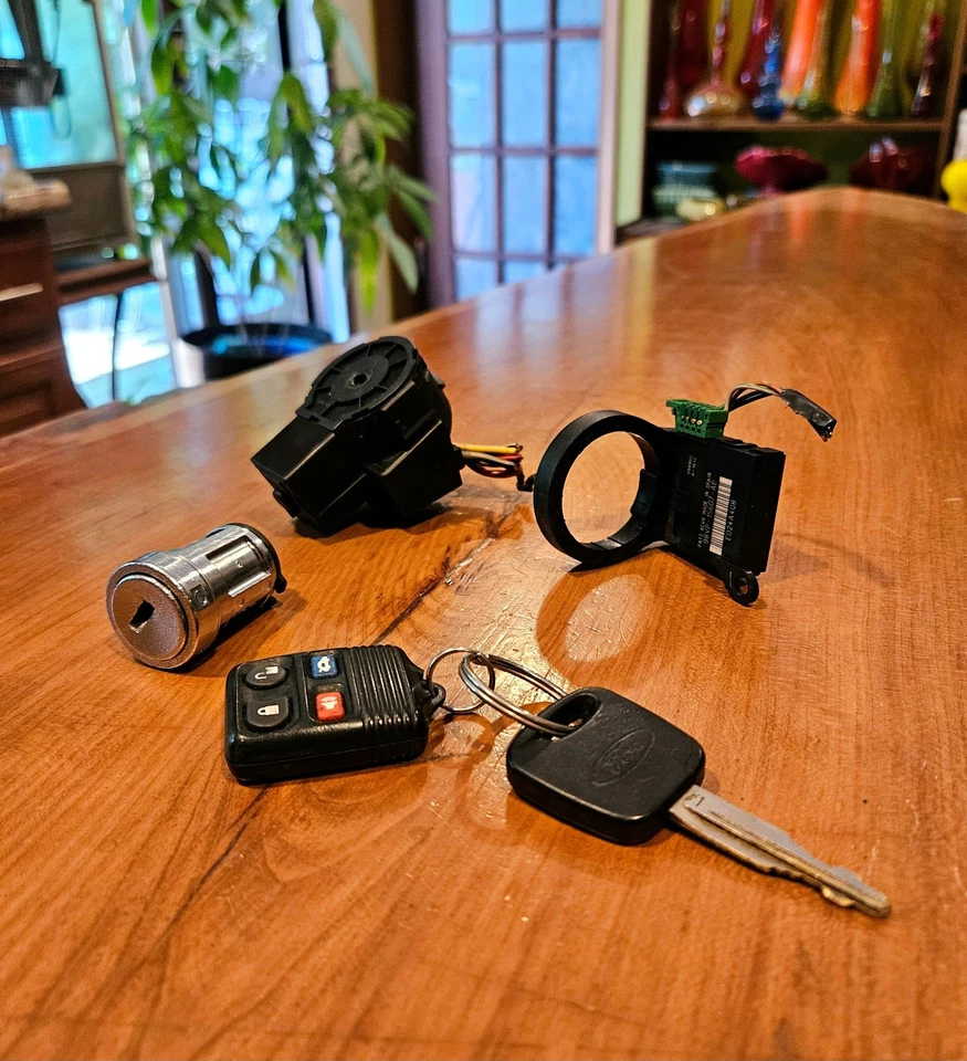 Cerradura de interruptor de encendido Ford Focus 2000-2004 con llave, inmovilizador y cerradura de puerta OEM Foto 1 de 4