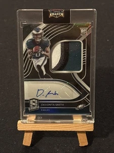2021 Panini Spectra - Rookie Patch Autografi Devonta Smith #210/99 (AU, RC) - Foto 1 di 2