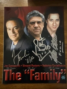 Imagen autografiada de Los Soprano - Vito, Big Puss & Furio (10x8) - Imagen 1 de 2